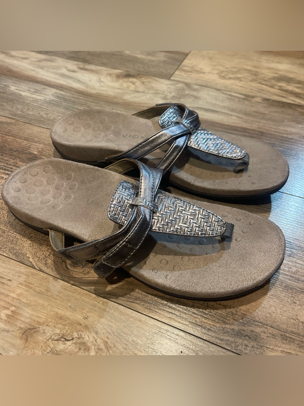 Vionic Women's Karley Vio-Motion Insole Sandal Silver Tumbled Size 11 Flip Flops